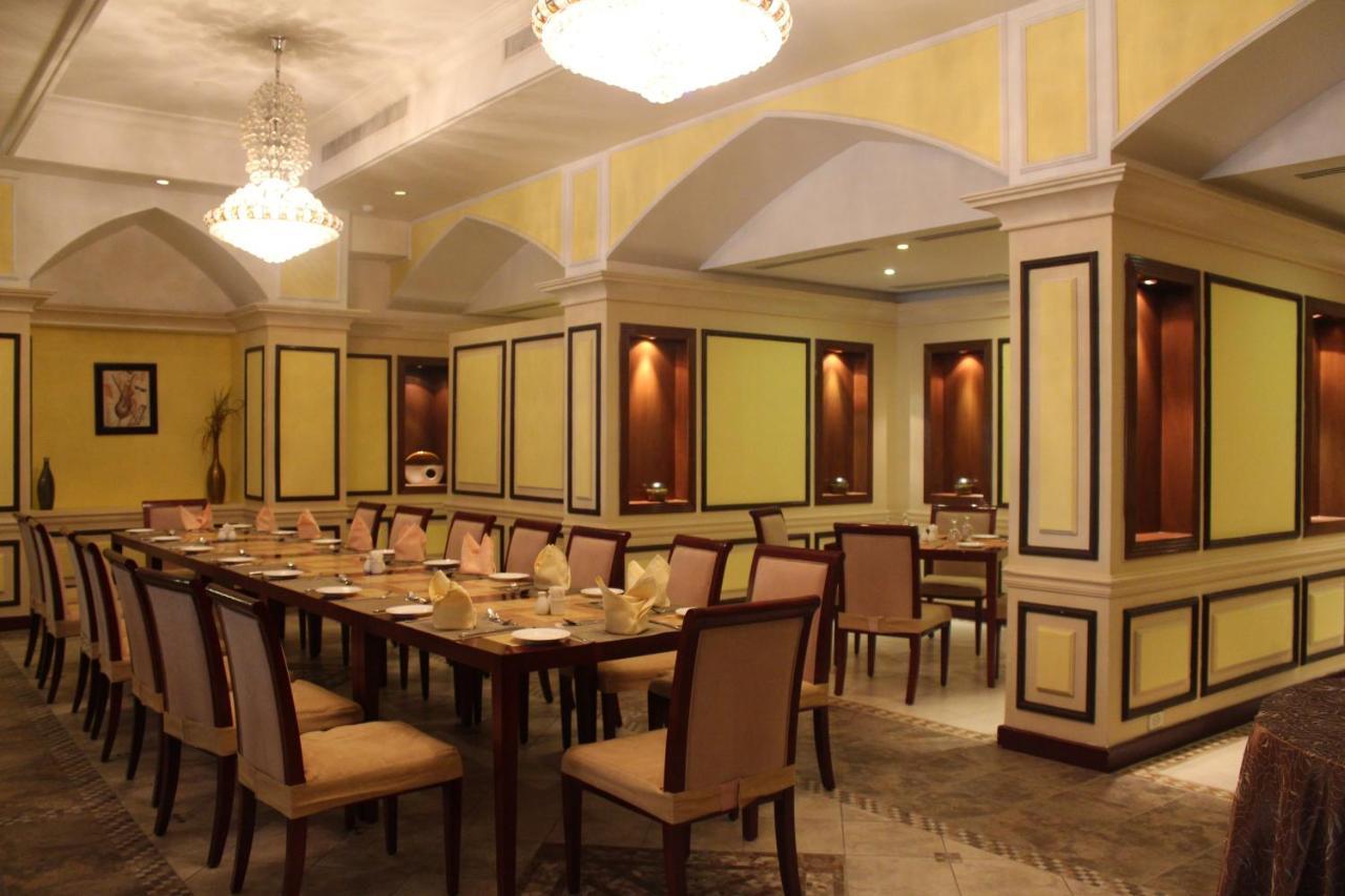Ramada Riyadh Hotel Exterior foto