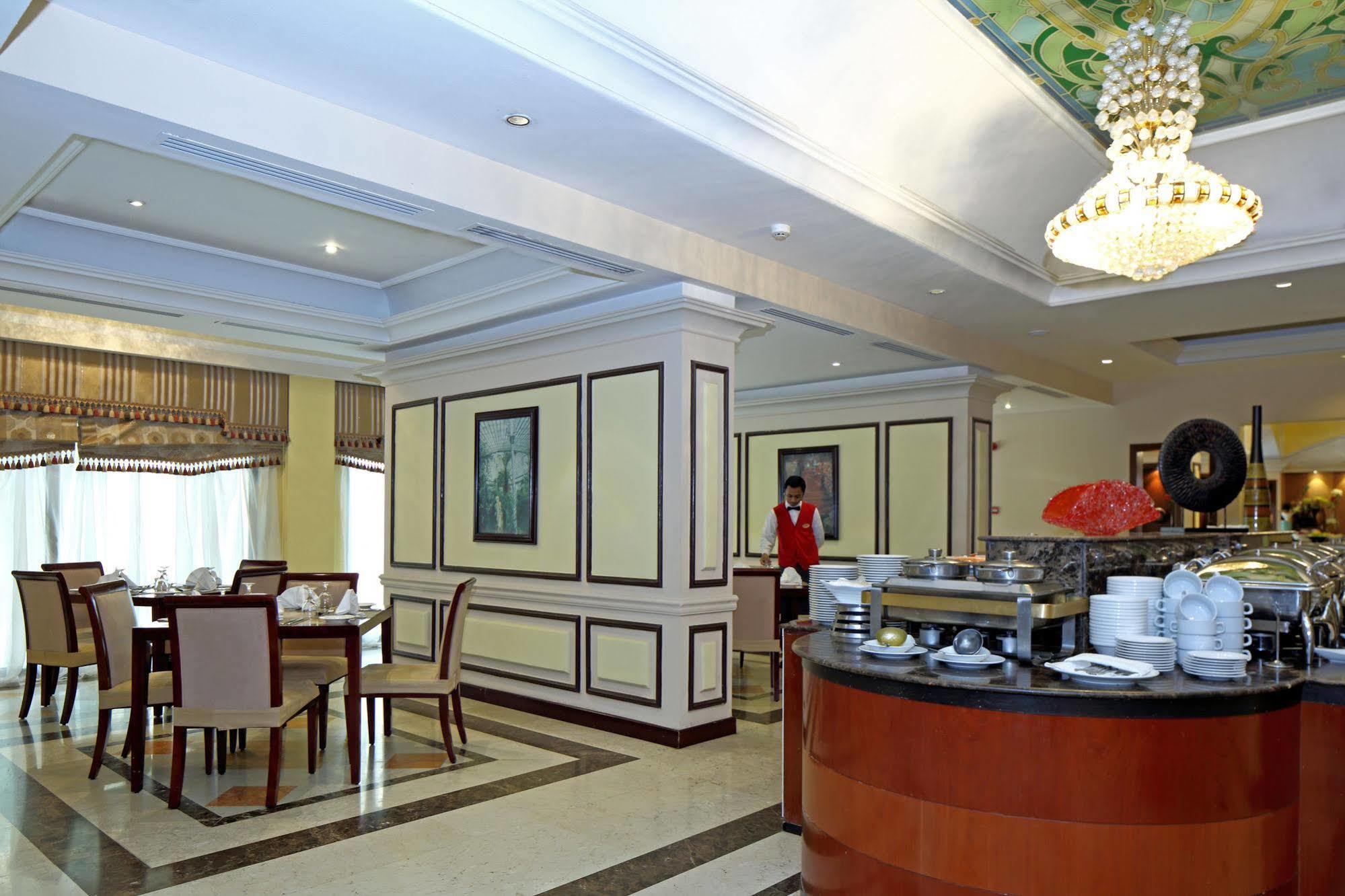 Ramada Riyadh Hotel Exterior foto