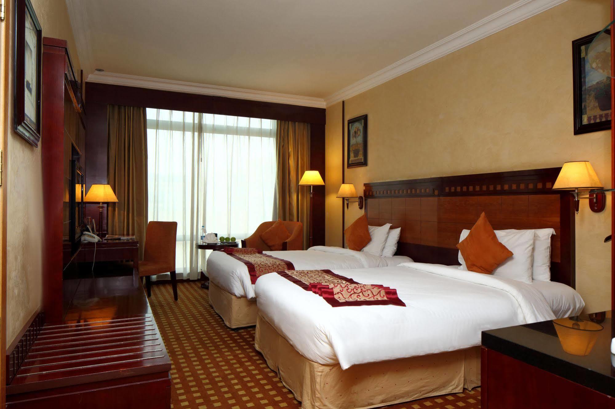 Ramada Riyadh Hotel Exterior foto